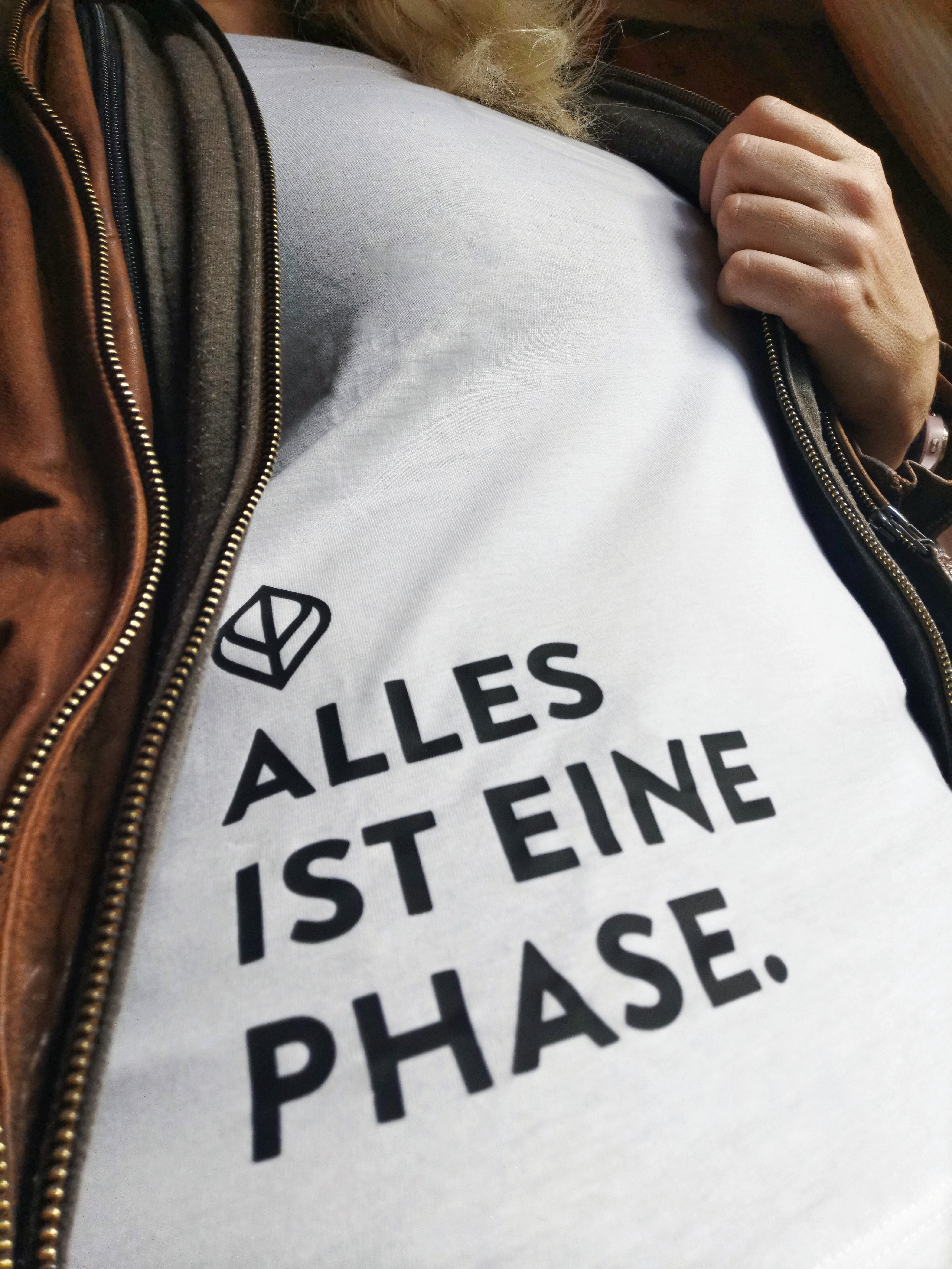 CO_T-Shirt_Alles-ist-eine-Phase_Image_1.jpg
