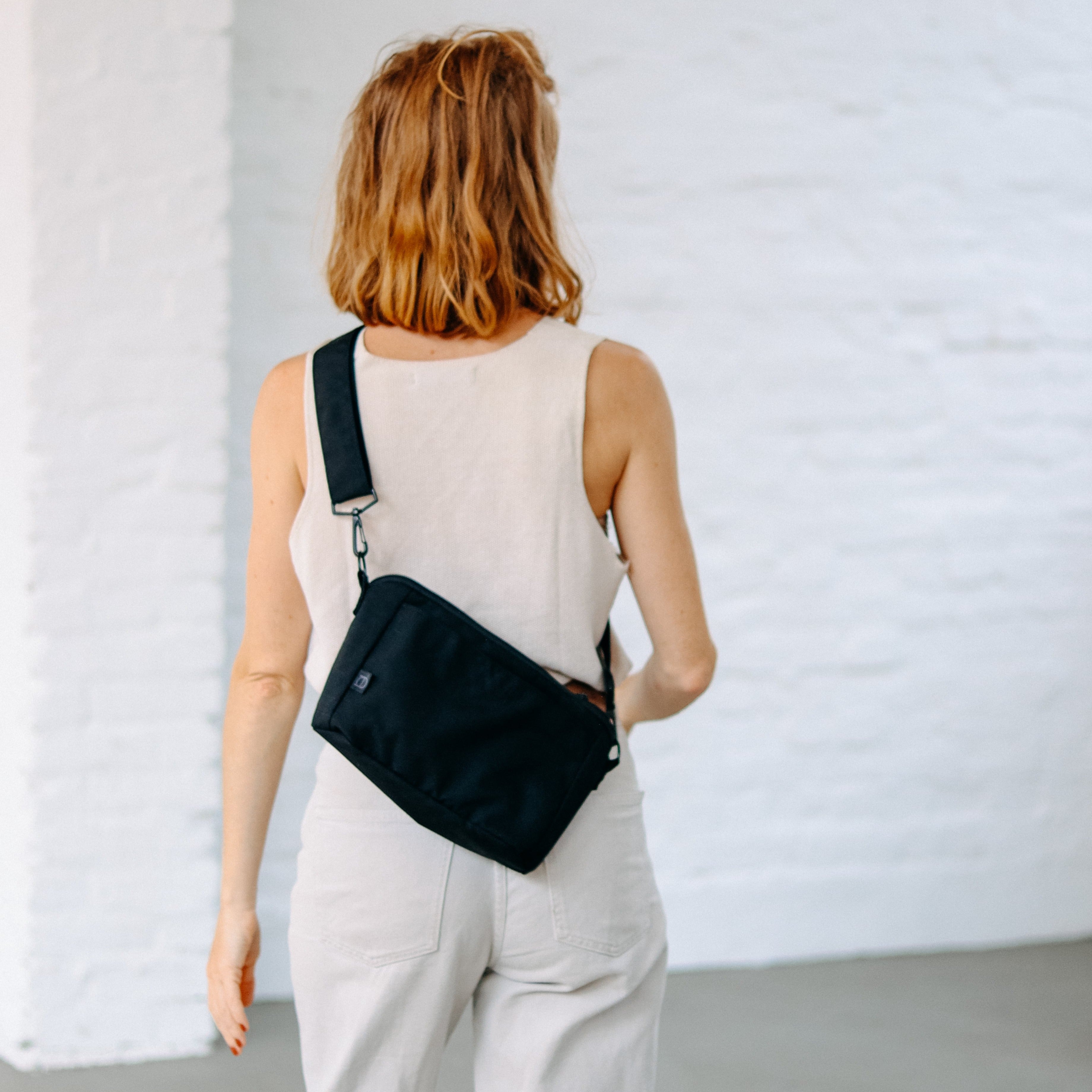 Handtasche Leni aus schwarzer Cordura von Anna und Oskar. Ideale Handtasche für Regenschirm, Trinkflasche oder Shopper.