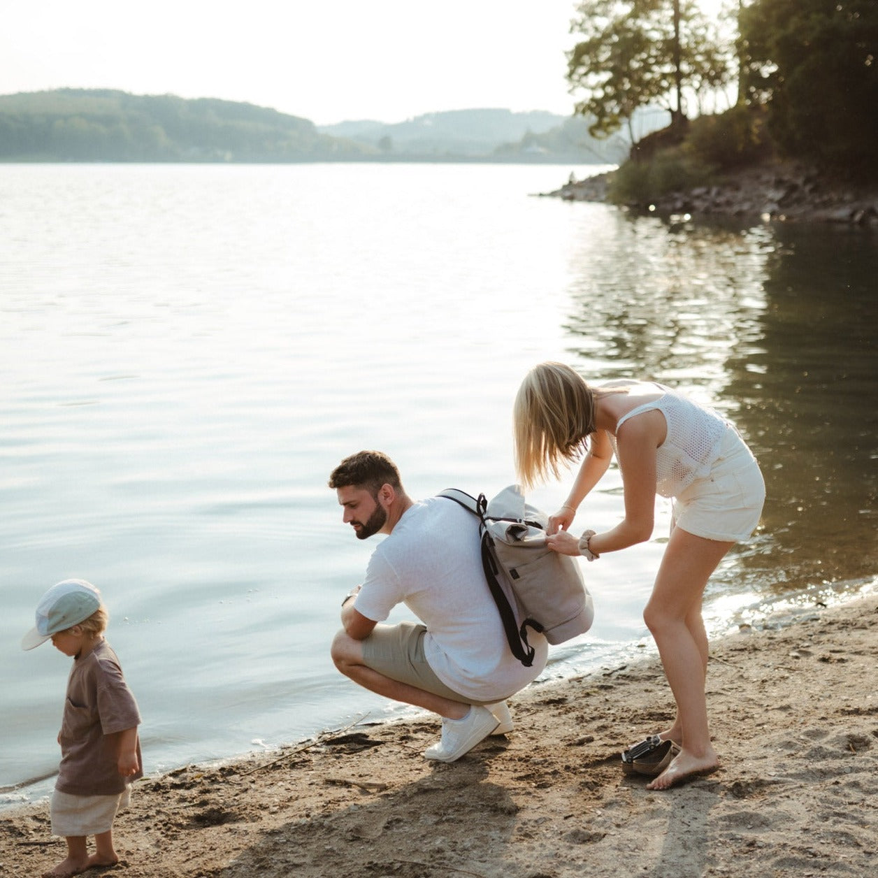 Fair produzierter Familienrucksack für Eltern in hellgrau von Anna und Oskar.