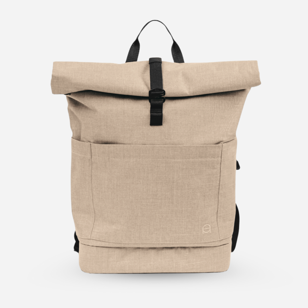 Großer Familienrucksack Hugo in sand beige mit Rolltop. Fair produziert aus recyceltem PES. Robust, unisex, wasserabweisend