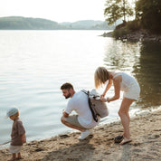 Fair produzierter Wickelrucksack für Eltern in hellgrau von Anna und Oskar.