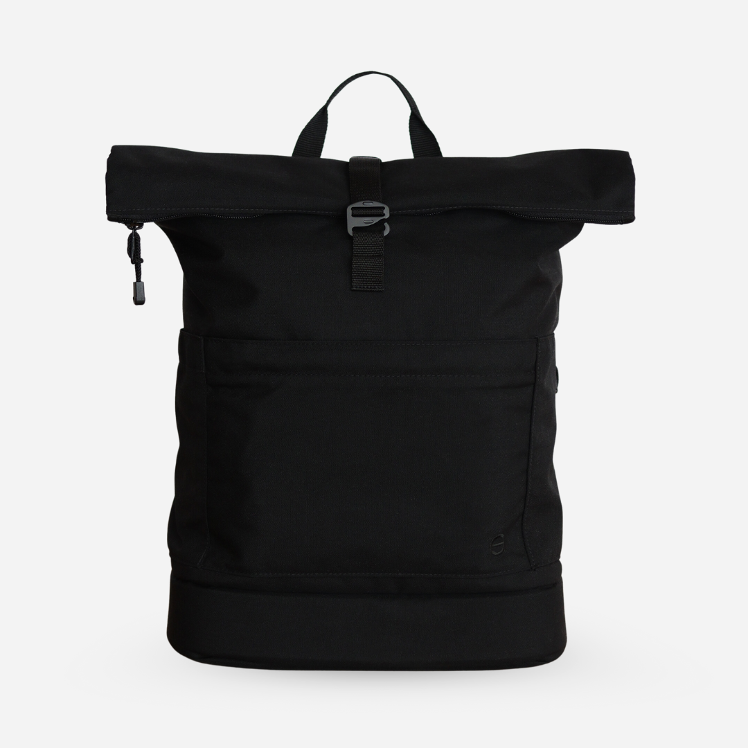 Großer Wickelrucksack Hugo in schwarz von Anna und Oskar. Fair in Europa produziert. Robust, vielseitig, unisex.