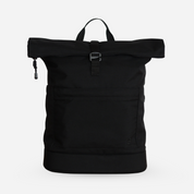 Großer Wickelrucksack Hugo in schwarz von Anna und Oskar. Fair in Europa produziert. Robust, vielseitig, unisex.