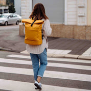 Wickelrucksack Hugo in senfgelb von Anna und Oskar. Robust, nachhaltig, fair produziert und unisex.