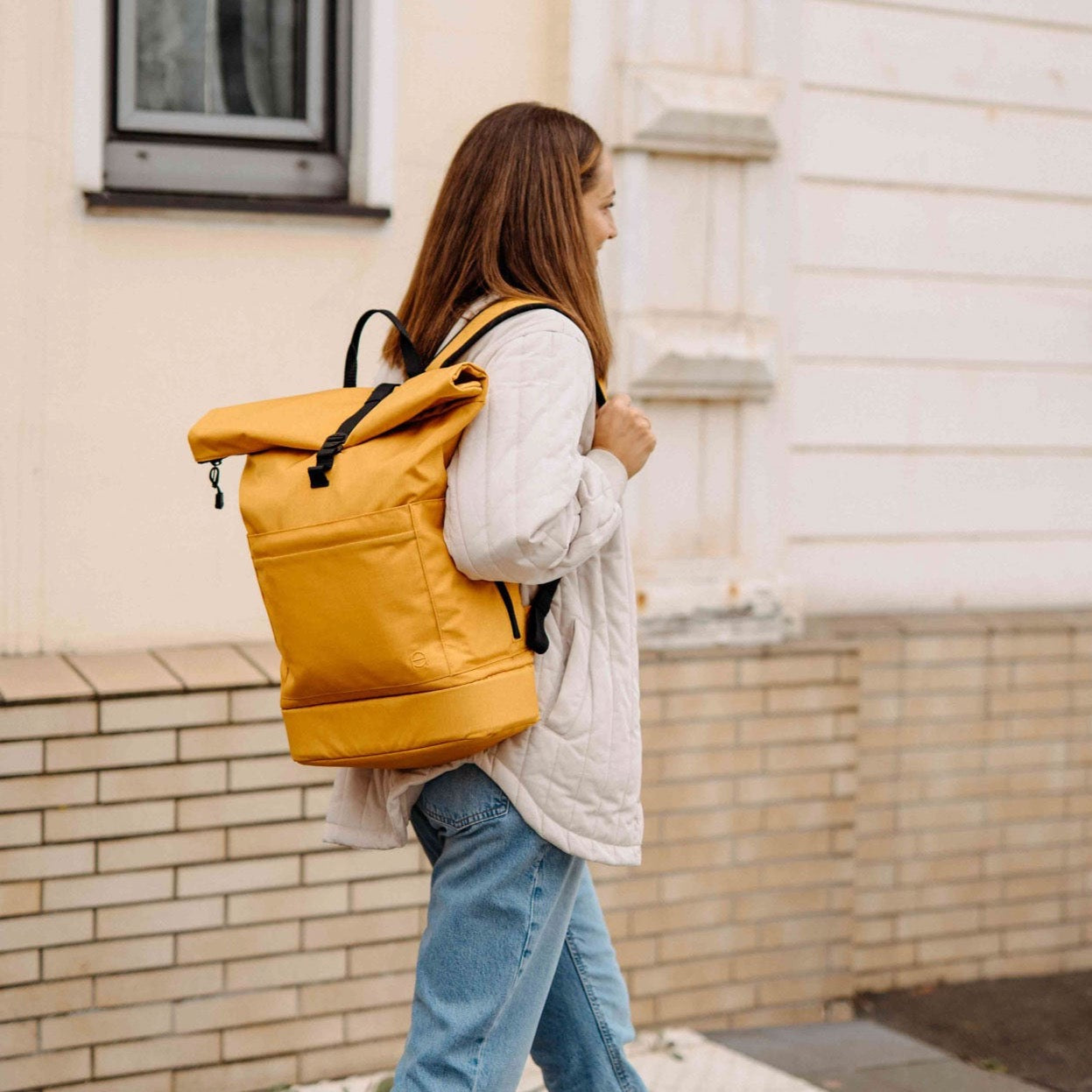 Wickelrucksack Hugo aus Senf bzw. gelber Cordura von Anna und Oskar. Nachhaltig, fair produziert in Europa, unisex und minimalistisch. 