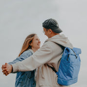 Wickelrucksack Hugo mit ausrollbaren Rolltop  in der Limited Farbe 2024 Blau. Ideal für Familien. Fair, unisex und langlebig.