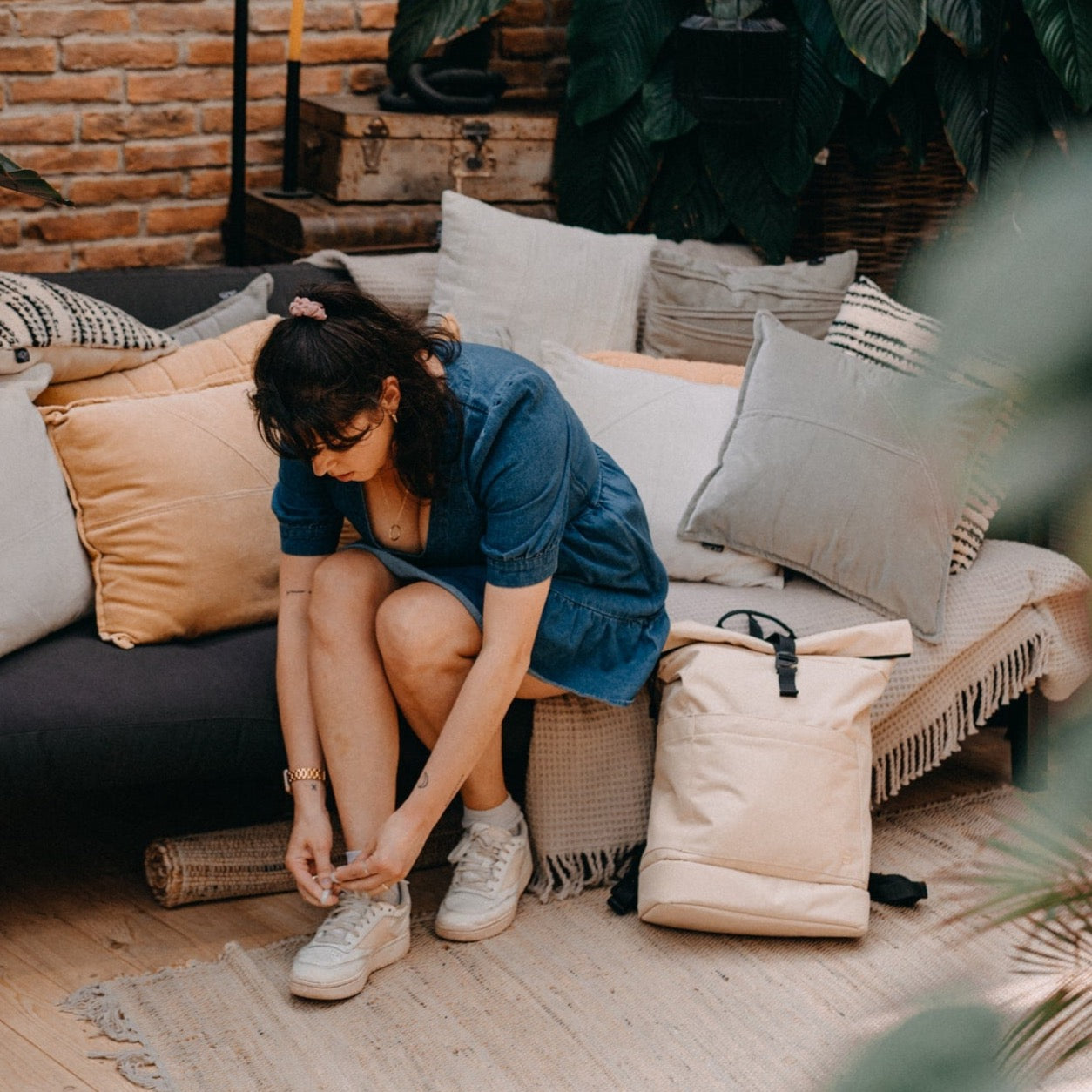 Großer Wickelrucksack Hugo in sand beige mit Rolltop. Fair produziert aus recyceltem PES. Robust, unisex, wasserabweisend