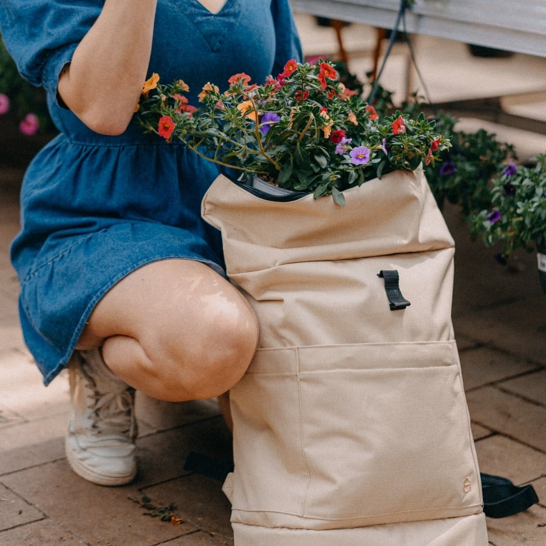 Großer Wickelrucksack Hugo in sand beige mit Rolltop. Fair produziert aus recyceltem PES. Robust, unisex, wasserabweisend