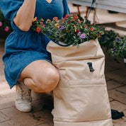 Großer Wickelrucksack Hugo in sand beige mit Rolltop. Fair produziert aus recyceltem PES. Robust, unisex, wasserabweisend