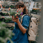 Großer Wickelrucksack Hugo in sand beige mit Rolltop. Fair produziert aus recyceltem PES. Robust, unisex, wasserabweisend
