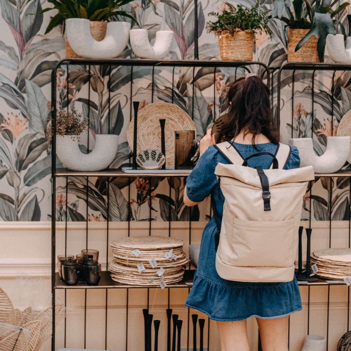 Großer Wickelrucksack Hugo in sand beige mit Rolltop. Fair produziert aus recyceltem PES. Robust, unisex, wasserabweisend