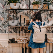 Großer Wickelrucksack Hugo in sand beige mit Rolltop. Fair produziert aus recyceltem PES. Robust, unisex, wasserabweisend