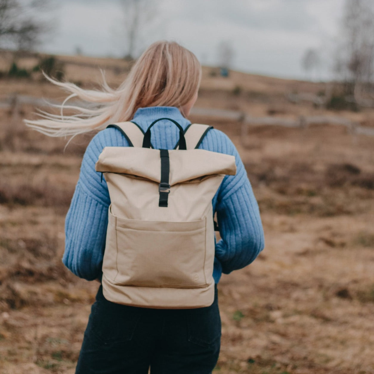 Großer Wickelrucksack Hugo in sand beige mit Rolltop. Fair produziert aus recyceltem PES. Robust, unisex, wasserabweisend