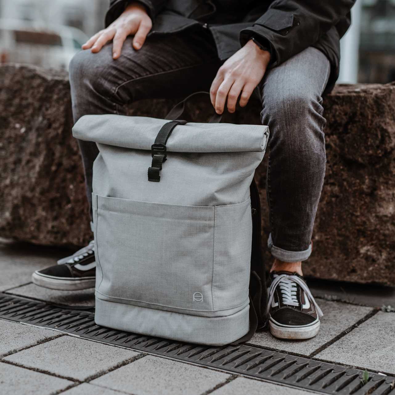 Großer Wickelrucksack Hugo hellgrau nachhaltig