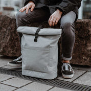 Großer Wickelrucksack Hugo hellgrau nachhaltig