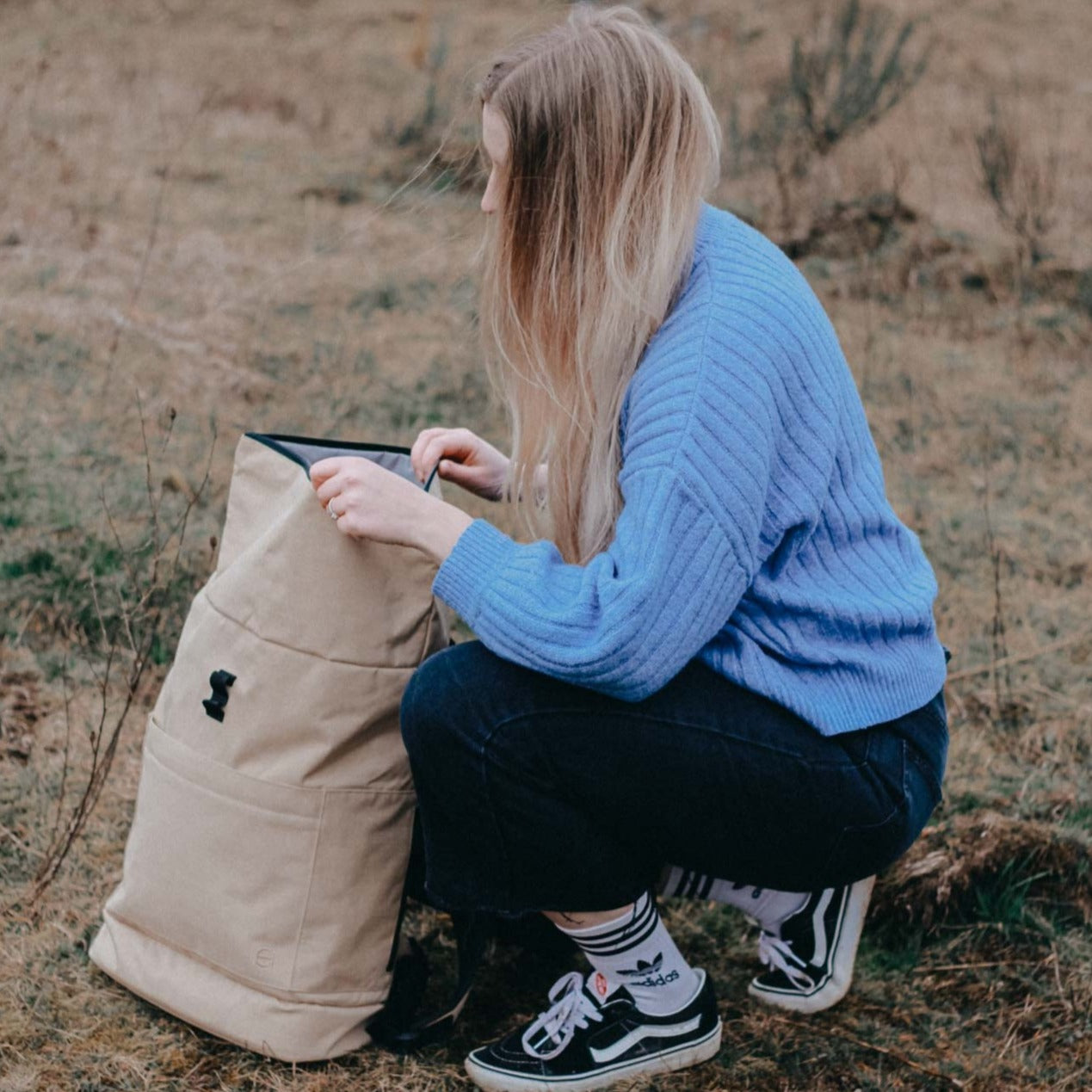 Großer Wickelrucksack Hugo in sand beige mit Rolltop. Fair produziert aus recyceltem PES. Robust, unisex, wasserabweisend
