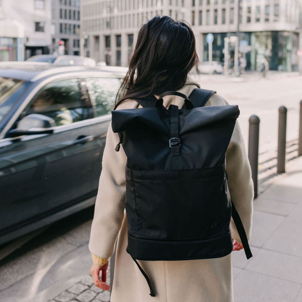 Großer Wickelrucksack Hugo in schwarz mit Rolltop. Fair produziert. Robust, unisex, wasserabweisend