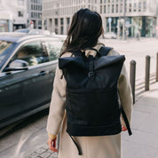 Großer Wickelrucksack Hugo in schwarz mit Rolltop. Fair produziert. Robust, unisex, wasserabweisend