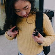 Großer Wickelrucksack Hugo schwarz nachhaltig mit Brustgurt.