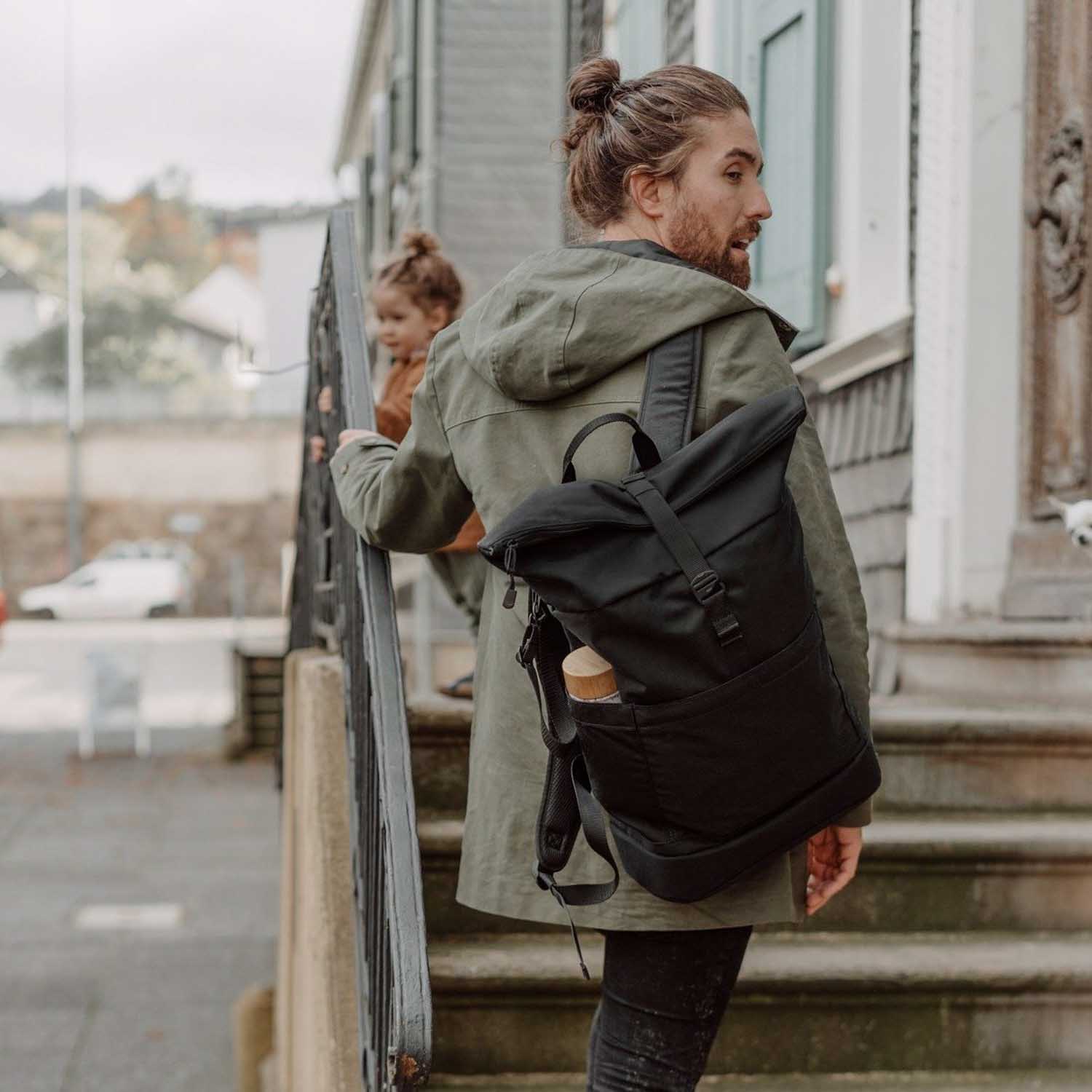 Großer Wickelrucksack Hugo schwarz nachhaltig unisex.